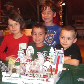 Atelier de fabrication d'un village de Noël